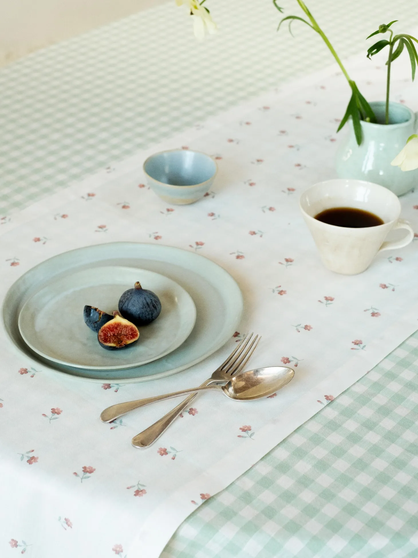 Pearl Posy Bud Linen Blend Table Runner